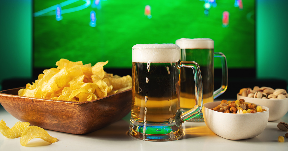 K ogledu nogometa v živo se najbolj prileže ledeno mrzlo pivo in slani prigrizki. 