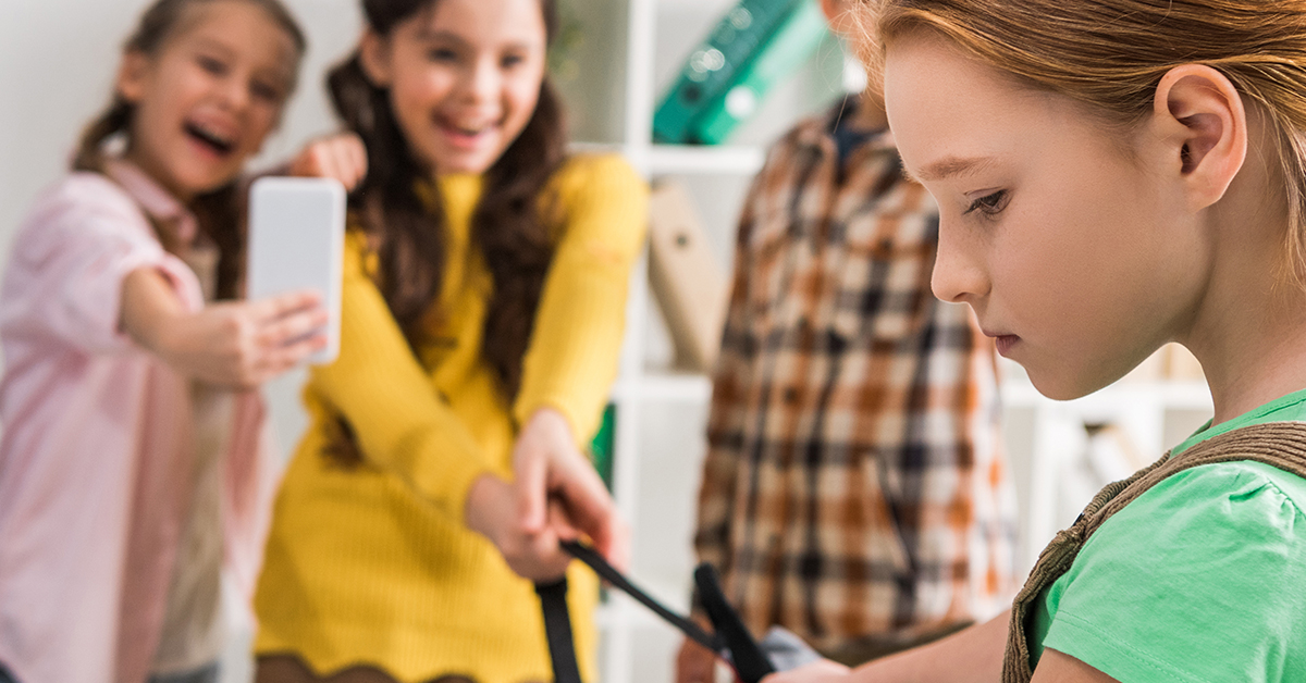 Spletno nasilje je najbolj pogosto med mladimi.